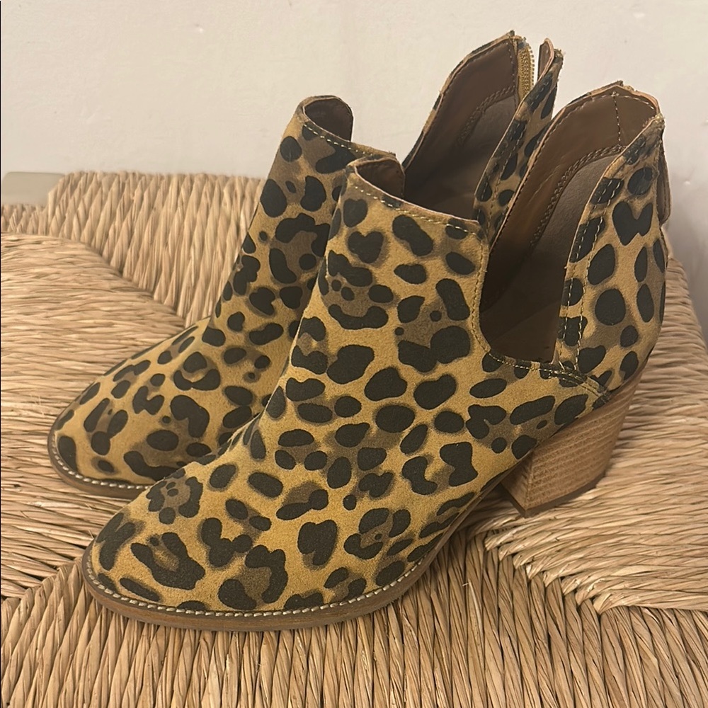 Blondo Waterproof Leopard print ankle bootie